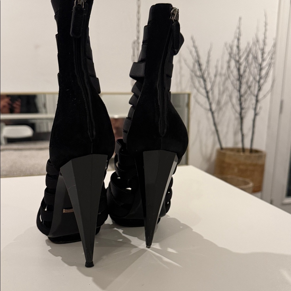 Black Gucci Isadora Gladiator - Picture 5 of 11
